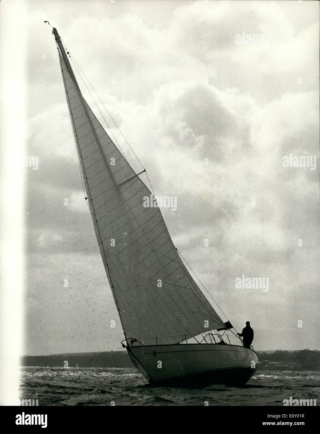 4. April 1968 - '' Geist der Cutty Sark'' - Eintrag für Transatlantik Rennen unter Segel zum ersten Mal heute: '' Geist der Cutty Sark'' - eine 53 ft. Glas-Faser-Yacht, eine der Einträge im Jahr 1968, Einhand, Trans-Atlantic Race - wurde unter Segel für heute - zum ersten Mal bei Gosport, Hants. Organisiert vom Royal Western Yacht Club, startet das Rennen von Plymouth am 1. Juni. Einige 30 Teilnehmer aus neun Ländern stehen über 3.000 Meilen Rennen über den Atlantik bis zum Ziel in Newport, Rhode Island. An der Spitze der "Geist der Cutty Sark'' werden Lieut LESLIE WILLIAMS, abmachen Stockfoto