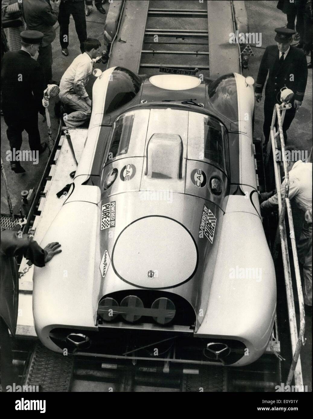 4. April 1968 - kommt der erste Jet-Wagen, Rennen in Großbritannien mit dem Flugzeug von New York; Am Sonntag, 7. April 1968, der erste Jet powered Auto Rennen in Großbritannien treten in der BOAC International '' 5008 in Brands Hatch, Kent. Das Auto, eine amerikanische Howmet Tx-Turbine wurde zum Flughafen London heute an Bord einer BOAC Frachtflugzeugen eingeflogen. Der Co-Pilot von dir BOAC Frachter, wurde ausgewählt von der Howmet Corporation als einer der beiden Fahrer für das Auto in der internationalen '' 500''. Er ist erster Offizier Hugh Dibley. Stockfoto