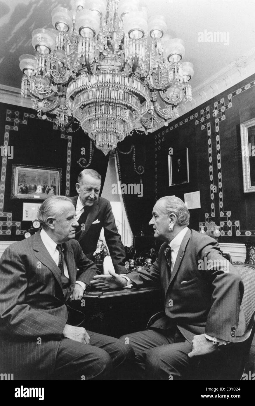 LYNDON BAINES JOHNSON (27. August 1908 - 22. Januar 1973) oft als LBJ bezeichnet, war der 36. Präsident der USA (1963-1969) nach seinem Dienst als 37. Vizepräsident der USA (1961-1963). Bild: mit Botschafter W. ABERELL HARRIMAN (L) und LLEWELLYN THOMPSON diskutieren mögliche Friedensverhandlungen mit Hanoi. Stockfoto