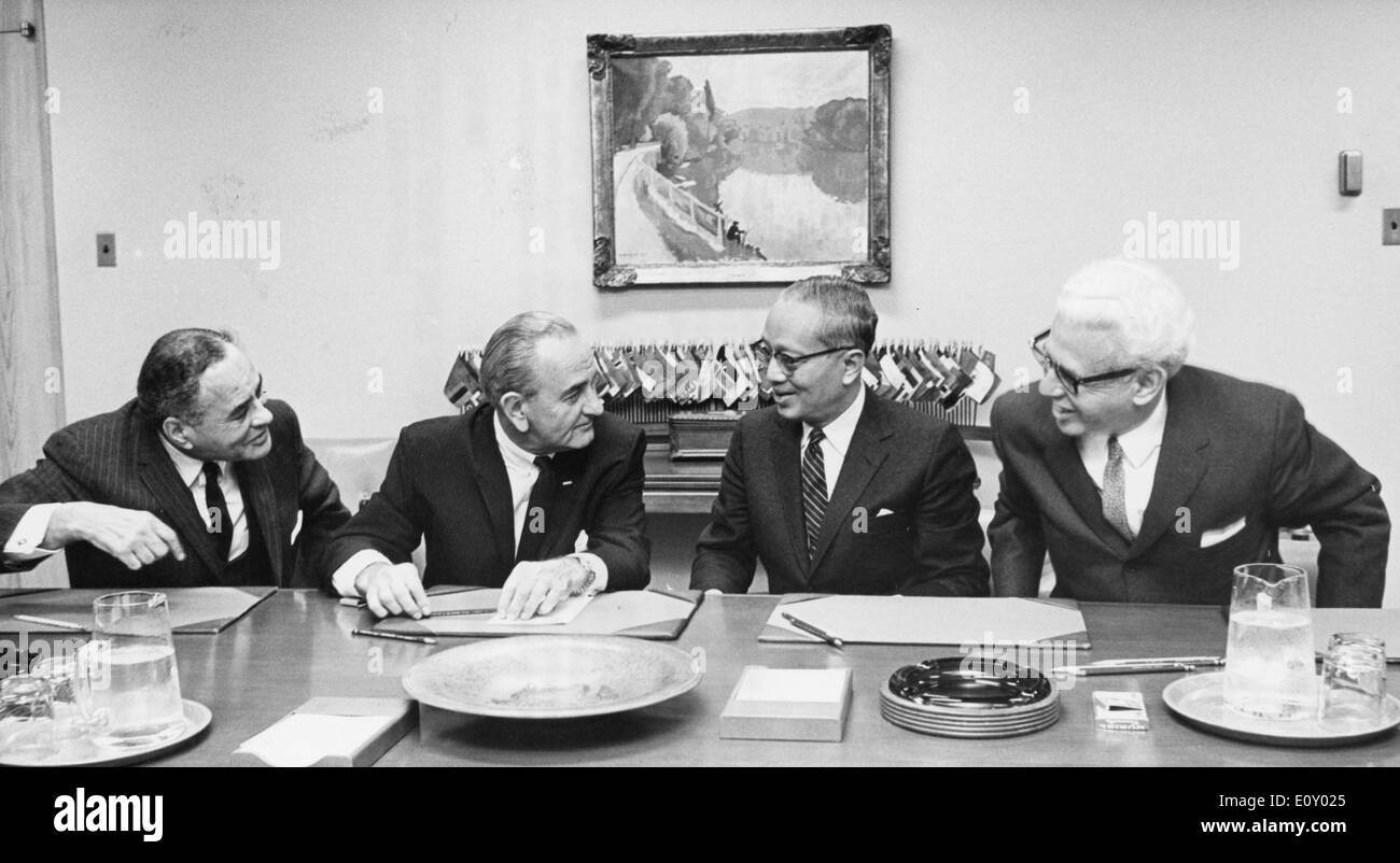 4. April 1968 - New York, New York, USA - LYNDON BAINES JOHNSON (27. August 1908 - 22. Januar 1973) oft als LBJ bezeichnet, war der 36. Präsident der USA (1963-1969) nach seinem Dienst als 37. Vizepräsident der USA (1961-1963). Im Bild: mit United Nations Secretary General U THANT Stockfoto