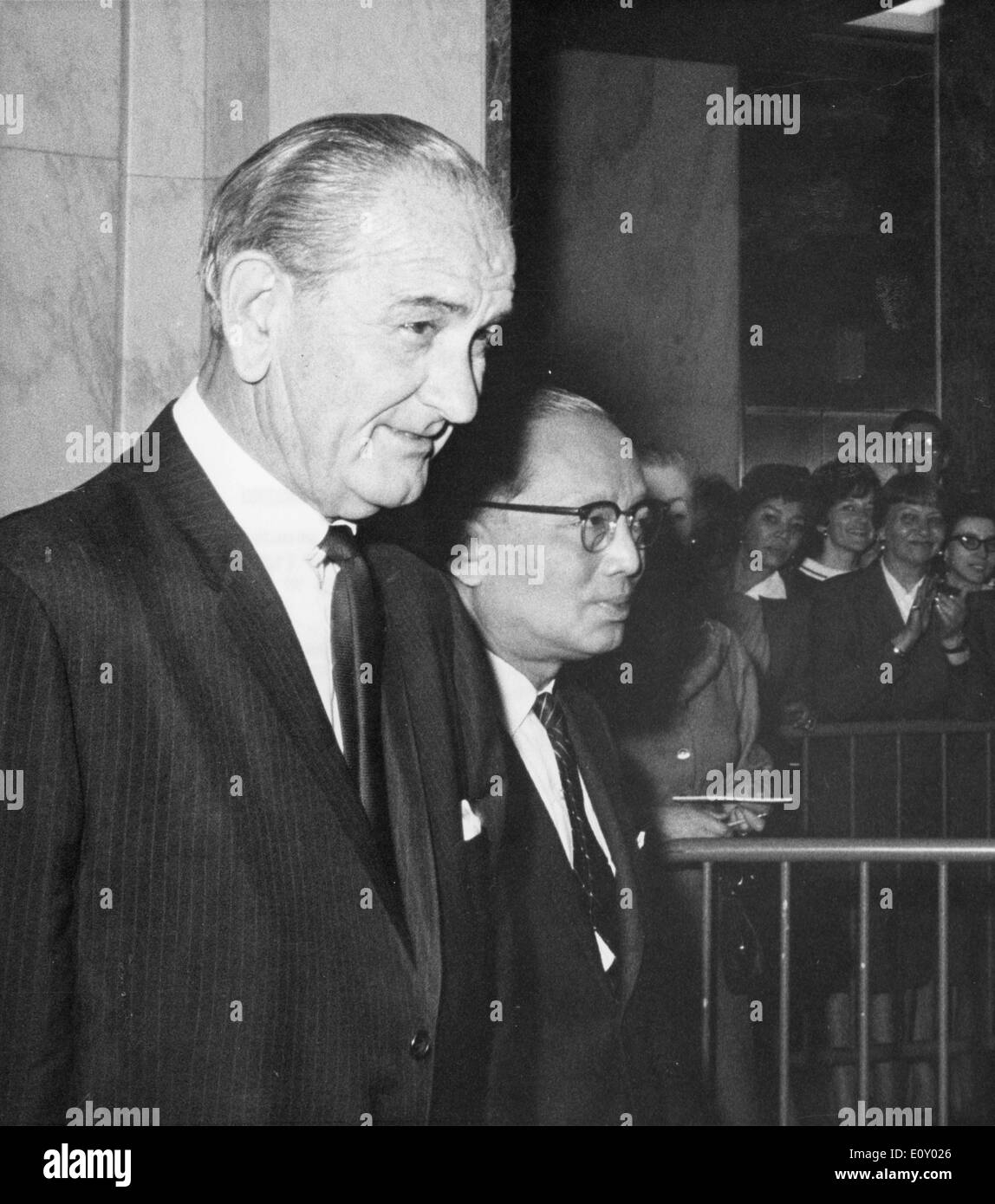 4. April 1968 - New York, New York, USA - LYNDON BAINES JOHNSON (27. August 1908 - 22. Januar 1973) oft als LBJ bezeichnet, war der 36. Präsident der USA (1963-1969) nach seinem Dienst als 37. Vizepräsident der USA (1961-1963). Im Bild: mit United Nations Secretary General U THANT Stockfoto