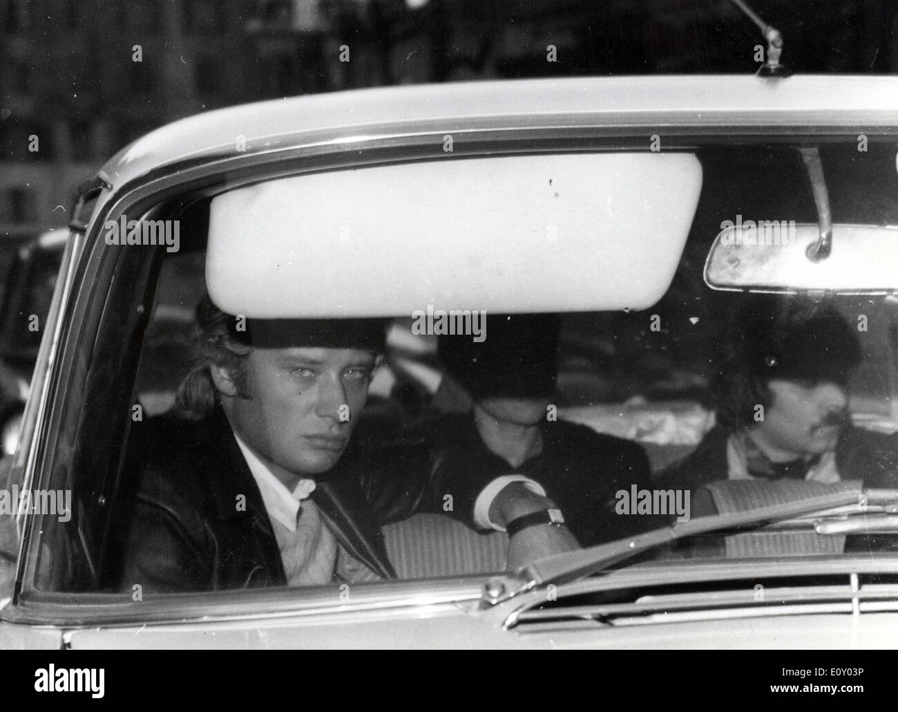 12. April 1968 - Versailes, Frankreich - JOHNNY HALLYDAY mit einem tief besorgten Blick wie er am Klinikum Versailies nach seiner Frau kommt war Sylvie Vartan in einen Autounfall verwickelt, der sie schlecht verlassen hat bei einem Verkehrsunfall verletzt. Der Fahrer des Wagens war Mercedes Calmel, getötet wurde. Stockfoto