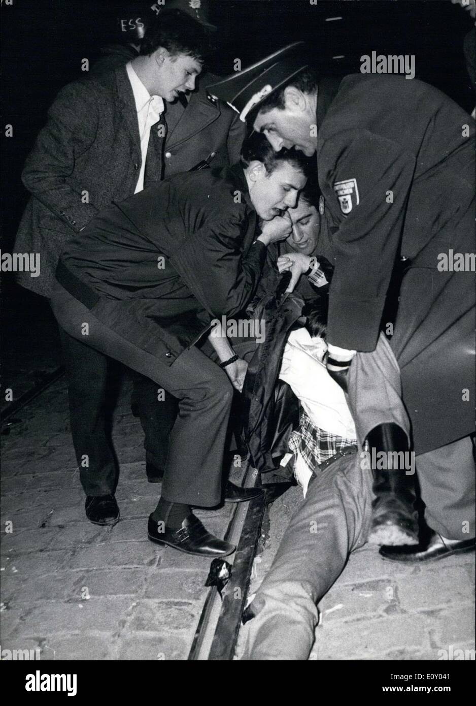 16. April 1968 - Spannungen Fieber an einem Punkt angelangt deutschlandweit als Demonstrationen am Ostersonntag in Großstädten wie Berlin, München und Frankfurt alle über dem Land gehalten wurden. Polizei wurden gründlich auf die Proteste vorbereitet. In München über 1.000 Beamte waren im Einsatz. Knüppeln und Wasserwerfer sowie verwendet wurden und mehr als 110 Personen wurden festgenommen. Hier abgebildet ist ein Reporter, der schwer verletzt wurde, wenn Menschen Steinen warfen. Stockfoto