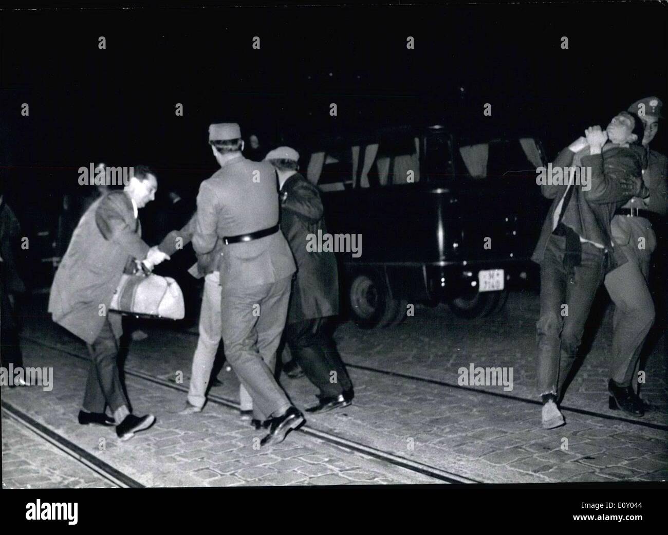 16. April 1968 - Spannungen Fieber an einem Punkt angelangt deutschlandweit als Demonstrationen am Ostersonntag in Großstädten wie Berlin, München und Frankfurt alle über dem Land gehalten wurden. Polizei wurden gründlich auf die Proteste vorbereitet. In München über 1.000 Beamte waren im Einsatz. Knüppeln und Wasserwerfer sowie verwendet wurden und mehr als 110 Personen wurden festgenommen. Demonstranten sind im Bild hier, wie sie verhaftet werden. Stockfoto