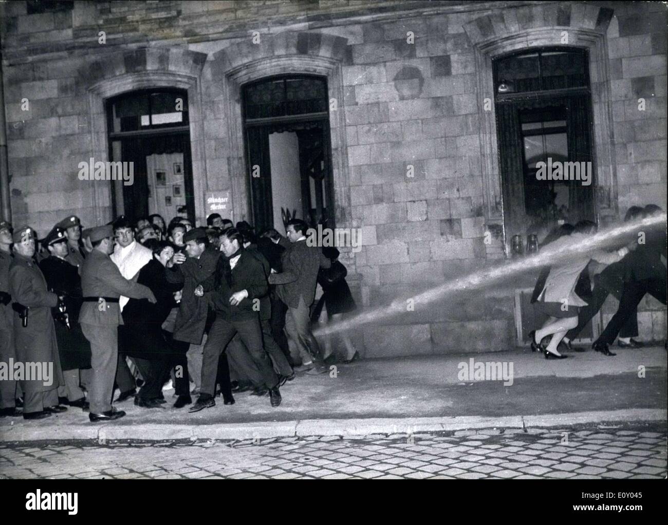 16. April 1968 - Spannungen Fieber an einem Punkt angelangt deutschlandweit als Demonstrationen am Ostersonntag in Großstädten wie Berlin, München und Frankfurt alle über dem Land gehalten wurden. Polizei wurden gründlich auf die Proteste vorbereitet. In München über 1.000 Beamte waren im Einsatz. Knüppeln und Wasserwerfer sowie verwendet wurden und mehr als 110 Personen wurden festgenommen. Polizei sind hier abgebildet mit Wasserkanonen, um Demonstranten zu zerstreuen. Stockfoto
