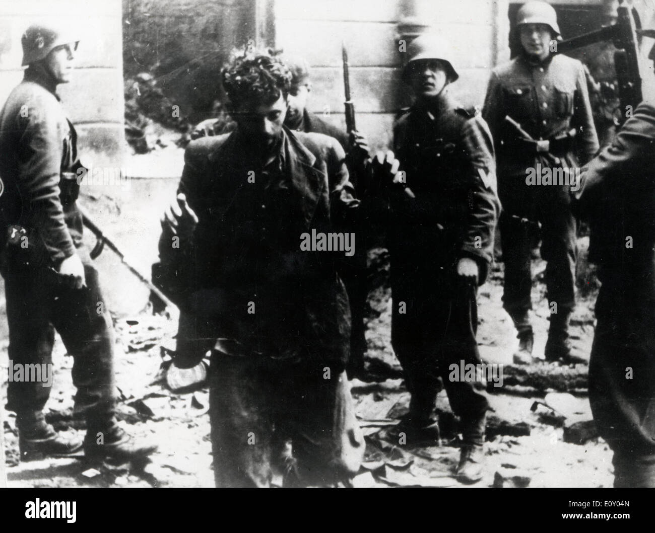 19. April 1968; Warschau, Polen; Fünfundzwanzig Jahren, am 19. April 1943, stieg gegen die deutsche Armee israelische Organisationen des Warschauer Ghettos. Im Bild: Zwei jüdische Häftlinge, die für den Anstieg, teilgenommen gesehen mit einer Gruppe von deutschen Soldaten im Warschauer Ghetto. Stockfoto