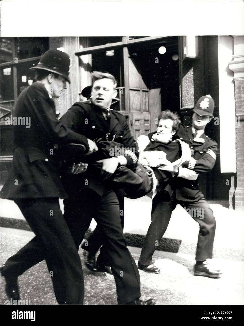 25. April 1968 - Demonstration am Anzac Tag Kranz Verlegung Zeremonie am Ehrenmal: A Franziskaner Mönch, Bruder Selwyn, 27, ein Neues Zealander, von E. C. des Franziskaner-Ordens, Worcestershire entfacht eine Demonstration an der Kenotaph, heute nach der hohen Kommissare und Servicemitarbeiter von Australien und Neuseeland legte ihre Anzac Tag tollkühn 1/2 Bruder Selwyn platziert den Kranz im Namen der nordvietnamesischen Toten. Sechs Australier und New Zealand Demonstranten wurden verhaftet. Foto zeigt eine Demonstration wird heute von der Polizei am Cenotaph weggetragen. Stockfoto