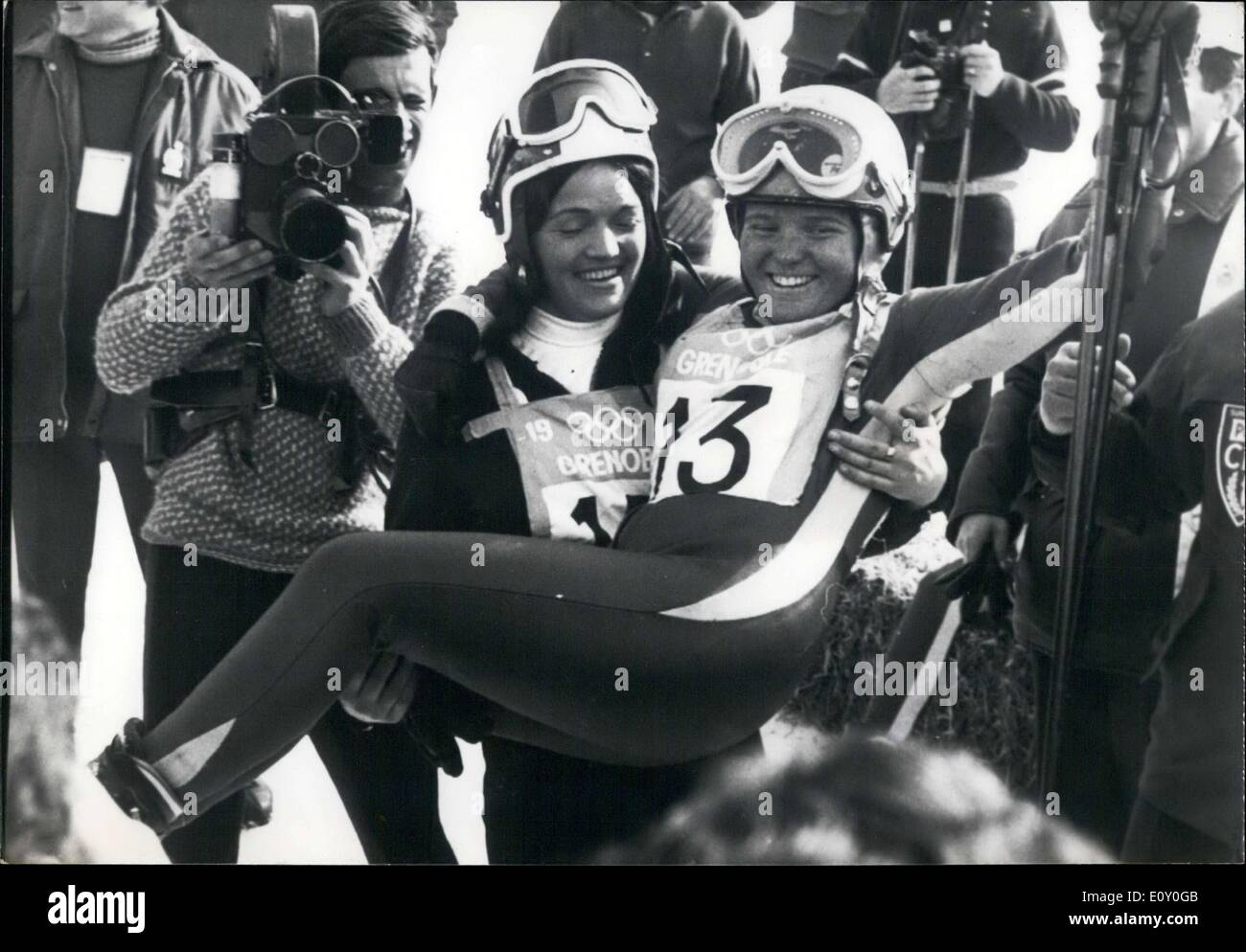 10. Februar 1968 - Olympic Skifahrer Olga Pall & Isabelle Mir Stockfoto