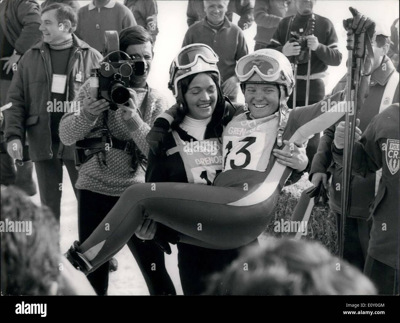 11. Februar 1968 - Abfahrt Gewinner: Olga Pall (Gold) hält Isabelle Mir (Silber) Stockfoto