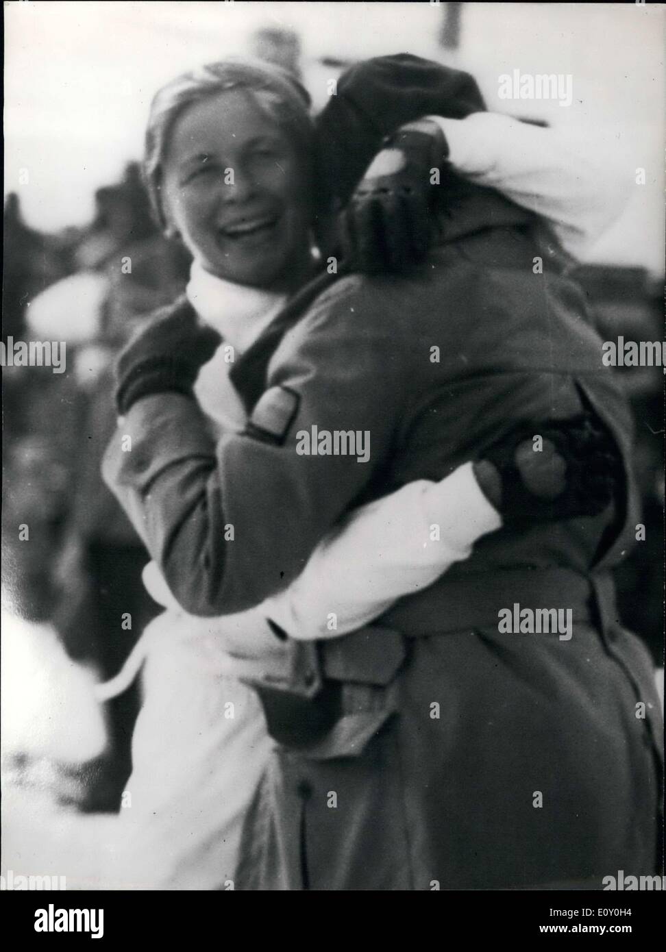 13. Februar 1968 - wie Jean-Claude Killy, gewann die hübsche Schwedin Toini Gustafsson gerade ihre zweite Goldmedaille durch den ersten Platz in der Langdistanz 5 km-Lauf. Wir sehen sie hier in den Armen von ihrem Trainer. Stockfoto