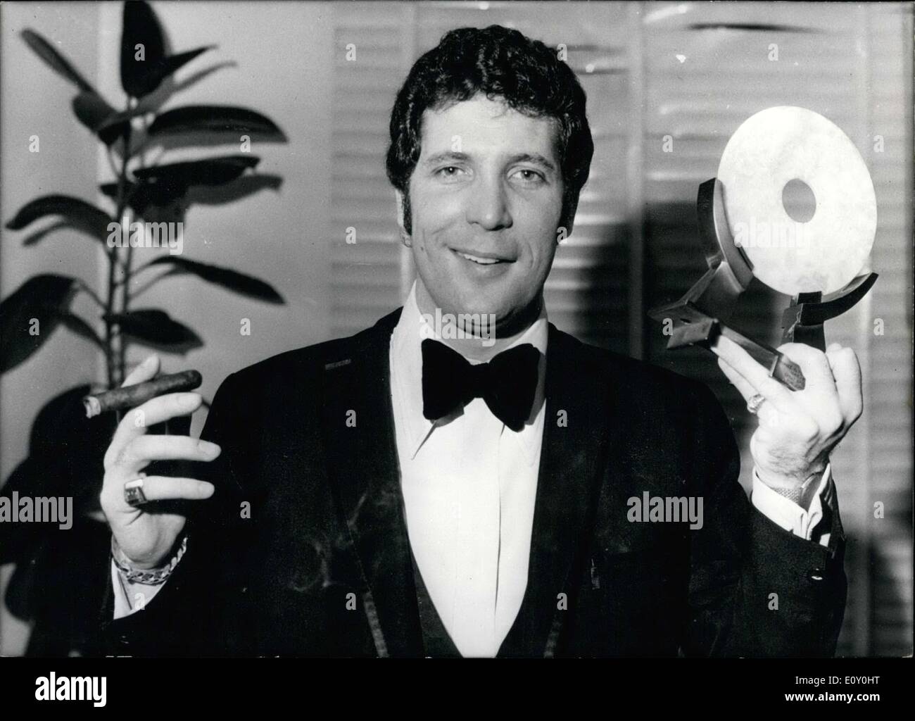 15. Februar 1968 - ist Tom Jones der höchste Verkauf englischer Künstler. Er verkaufte 8.000.000 Aufzeichnungen im Jahr 1967. Seine erfolgreichsten Hits sind "Green, green Grass of Home,'' und '' I 'm coming home." Er weiterhin als auch seine Fangemeinde wächst. Jones meint, dass seine größte Schwäche getroffen wird Zigarre Gewohnheit. Stockfoto