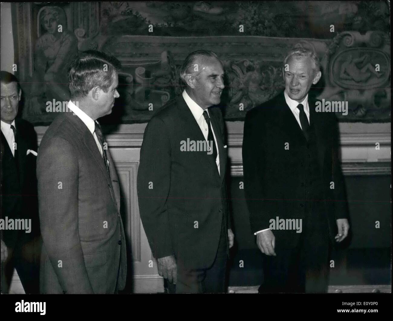 5. Mai 1968 - Friedensverhandlungen in Paris open: Foto zeigt von L t r: Cyrus Vance, Averekk Harriman und Couve De Murville abgebildet im Außenministerium heute Morgen. Stockfoto