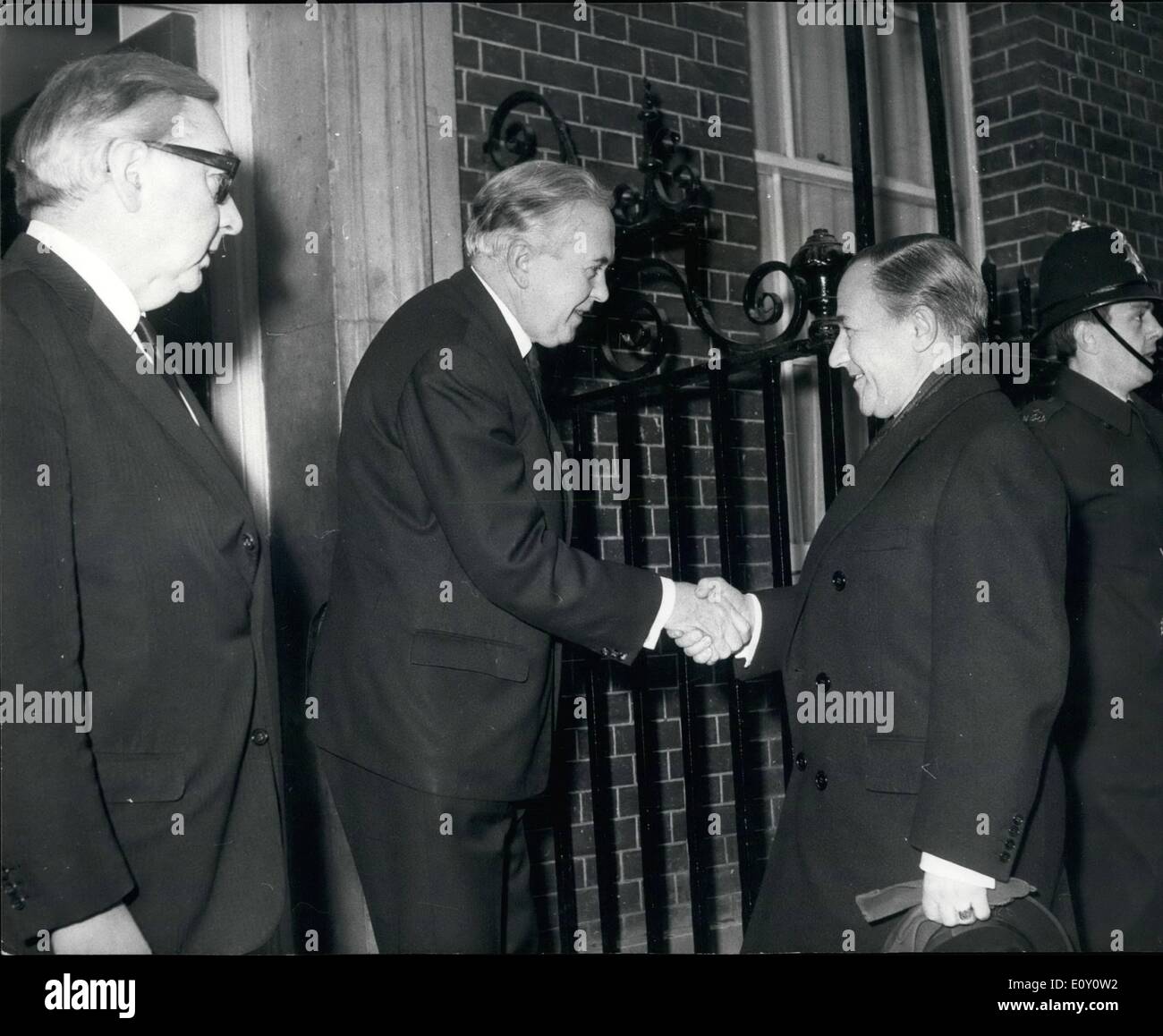 19. Februar 1968 - 19.02.68 niederländischen Ministerpräsidenten sieht Mr Wilson Ã ¢ Â'¬â €œ Herr Piet de Jong, der Premierminister der Niederlande und Herrn. Stockfoto