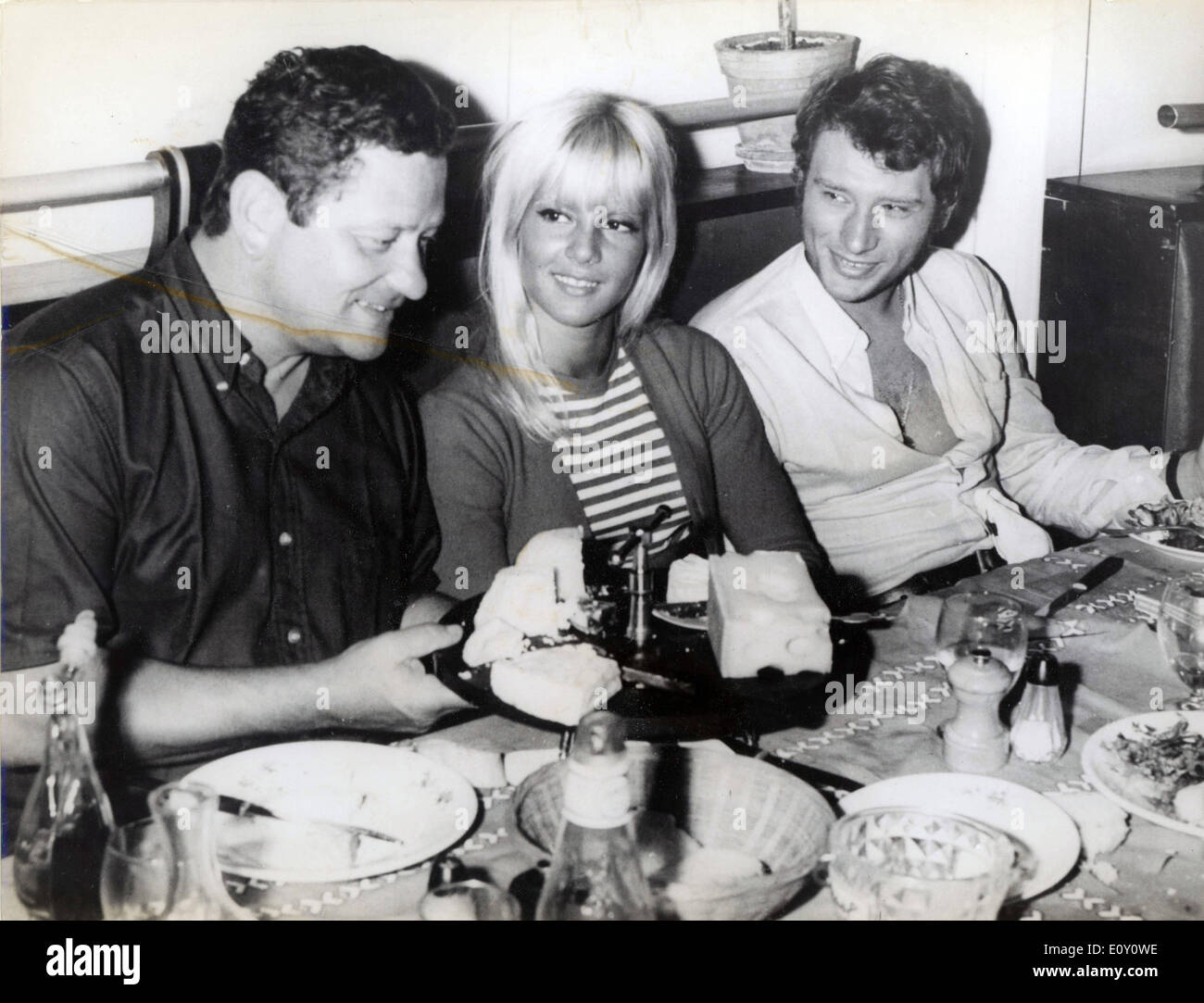 21. Februar 1968 - wurde Paris, Frankreich - LEO GUIDO (L) mit SYLVIE VARTAN und JOHNNY HALLYDAY, bei einem Autounfall auf dem Weg zu sehen, Johnny Stark getötet, Stockfoto