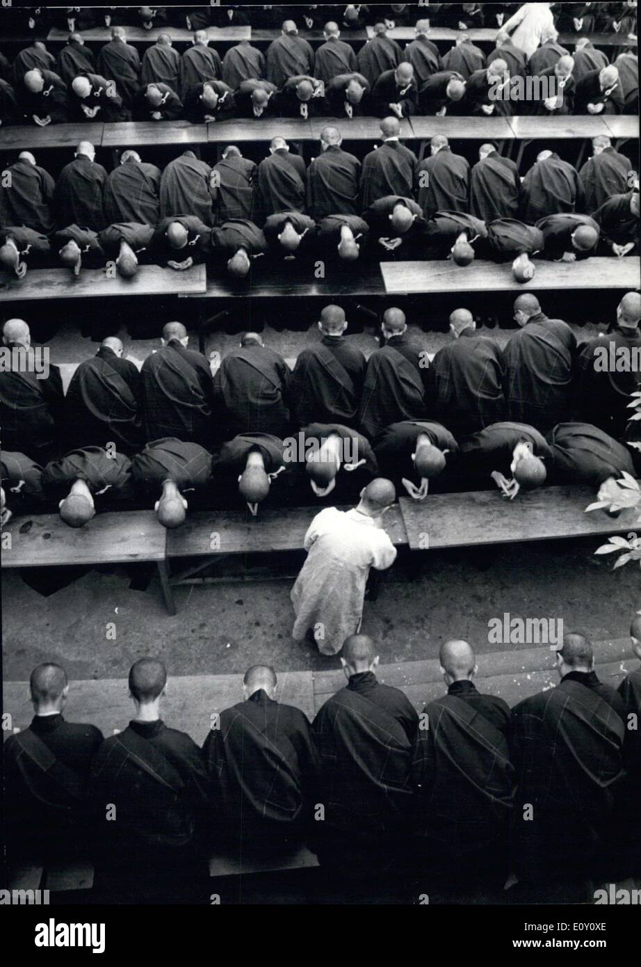 28. Februar 1968 - versammelten sich die buddhistischen Mönche in einem Kloster in Taipeh zu beten. Buddhismus ist in ganz Asien weit verbreitet. Stockfoto