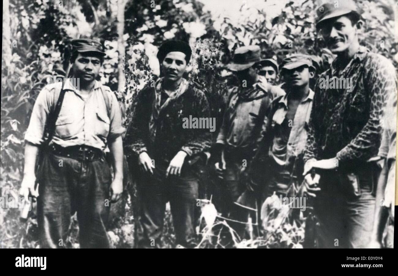03. März 1968 - vor kurzem, die Rebellen Streitkräfte (FAR) und der 13. November. Revolutionäre Bewegung, veröffentlichte ein gemeinsames Kommunique, in dem sie betonte, dass "bewaffneter Kampf ist der einzige Weg, um Freiheit und ultimative Unabhängigkeit zu erreichen" für das Volk von Gutemala. Das Dokument fügt hinzu, dass unter der Inspiration des Denkens und Handelns von Major Ernesto Che Guevara, trotz früherer Unterschiede, Die MR-13-Bewegung und DIE FERN haben die Notwendigkeit einer zunehmenden Identifikation zwischen ihnen verstanden und dem revolutionären Krieg in Gutemala eine festere und konkretere Grundlage gegeben Stockfoto
