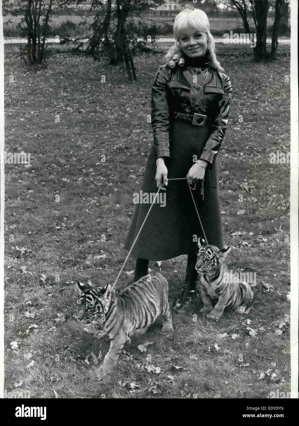 3. März 1968 - Isabelle Aubret und ihr Haustier Tigerbabys; Isabelle Aubret, erzielt die junge französische Sängerin, die Frankreich beim Eurovision Songcontest vertreten werden ihre Genesung nach dem Autounfall hatte sie vor einem halben Jahr. Foto zeigt Isabelle Aubret Bilder mit ihren Tiger Cubs. Stockfoto