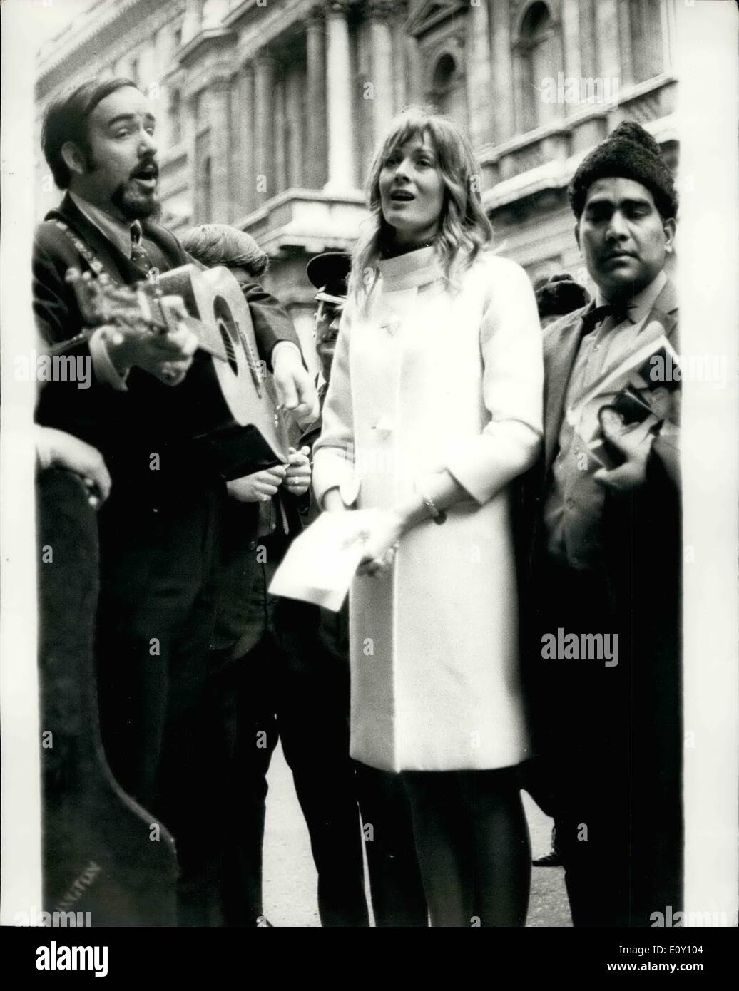 3. März 1968 - Jugend Kampagne für nukleare Abrüstung Bühne Ant-Vietnam Krieg Demonstration: die Jugendkampagne für nukleare Abrüstung heute eine Demonstration gegen den Vietnam-Krieg, inszeniert wenn sie eine Kundgebung auf dem Trafalgar Square, statt, gefolgt von einen Marsch zur Downing Street wo Petitionen wurden durch einen Marsch zur Downing Street wo Petitionen wurden an N0.10 abgegeben. Foto zeigt Schauspielerin Vanessa Redgrave singt ein Protestlied, begleitet von Gitarrist Mark Bellington, ein brachliegendes Demonstrator vor der Tür der Nr. 10 Downing Street. Stockfoto