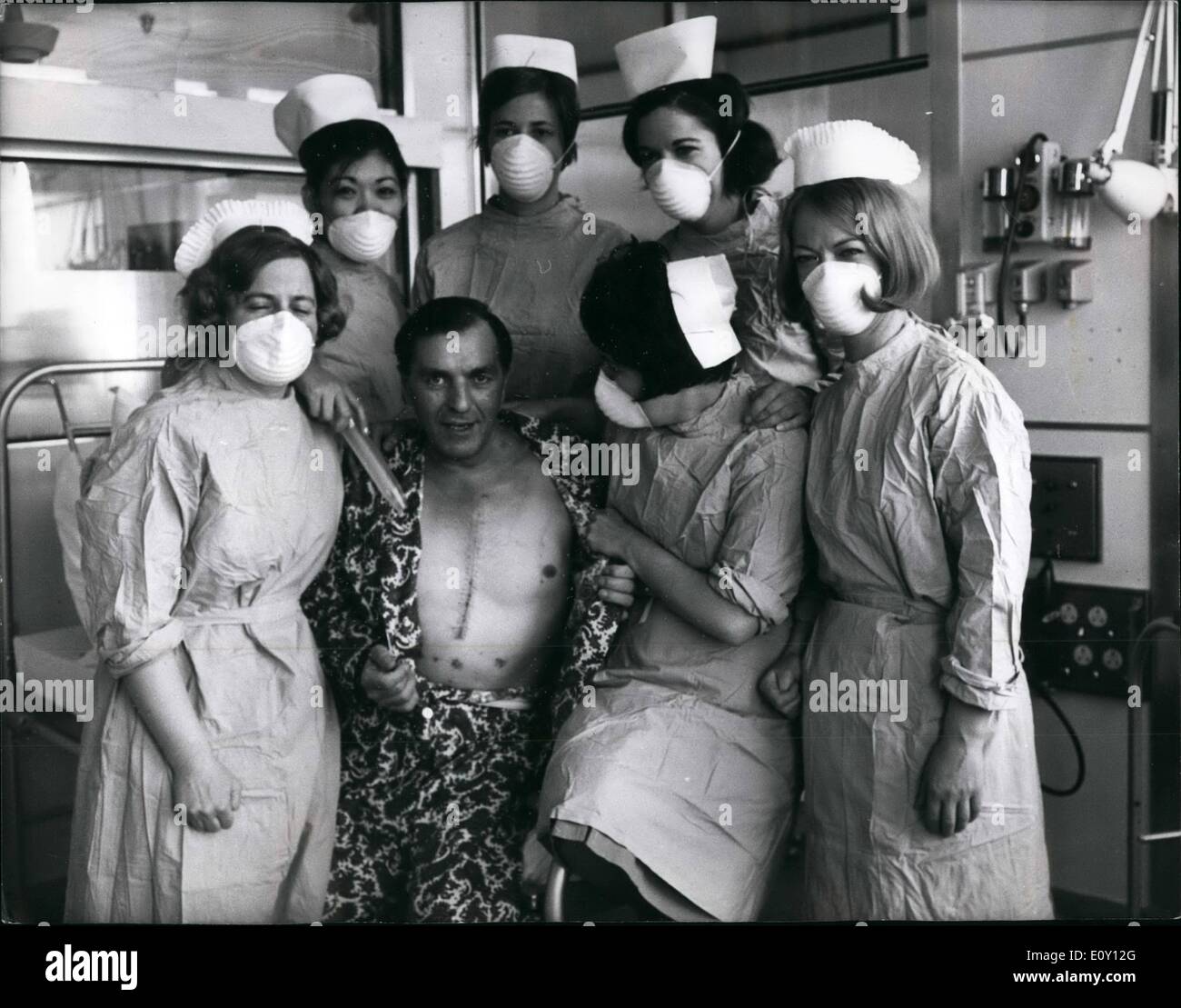 5. Mai 1968 - erste Bewegung für Herz transplant Patienten; Großbritanniens erste Herztransplantation Patienten, Mr. Frederick West, 45, entblößte seine genäht, Brust stellt mit seinem Team von Krankenschwestern und Krankenpflegern in seiner speziellen Krankenhaus-Suite am National Heart Hospital, Marylebone, London, heute. Mr. West zog gestern aus dem sterilen Theater, wo die Operation vor 24 Tagen, die ebenso steril Suite stattfand. Mr. West, der von Leign-sur-mer, erhalten das Herz des irischen geborene Zimmermann Herr. Patrick Ryan, 26, der starb an den Folgen eines Sturzes von einer Baustelle in London. Stockfoto