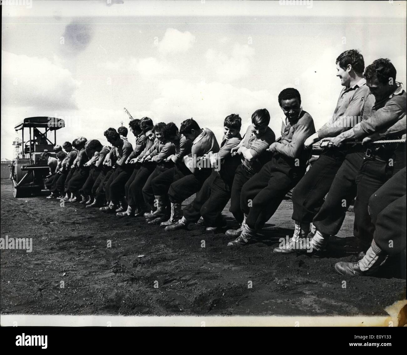5. Mai 1968 - Feldkanone Crew um HMS Drake statt auf einer zehn Tonnen Straßenwalze in Tug o Krieg Spiel; Devonport Field Gun Crew bei HMS Drake, Plymouth, beendeten ihre Woche Ende Trainingseinheit mit einem Schlepper o Krieg gegen eine Straßenwalze zehn Tonnen. Die Walze ist gehalten, den Trainingsplatz zu Rollen, nachdem jeder ausgeführt, und gestern nach Abschluss eine normale Ausbildung Nr. 1-Trainer, PO Sandy Powell, bekam auf den Fahrersitz und forderte die jungen in der Nähe Stockfoto
