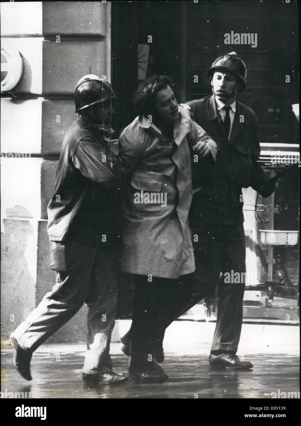 5. Mai 1968 - studentischen Unruhen In Paris: Quartier Latin im Chaos gestern als Tausende von Paris Studenten mit Polizei zusammenstießen. Das Foto zeigt. Ein Demonstrator von der Polizei verhaftet. Stockfoto