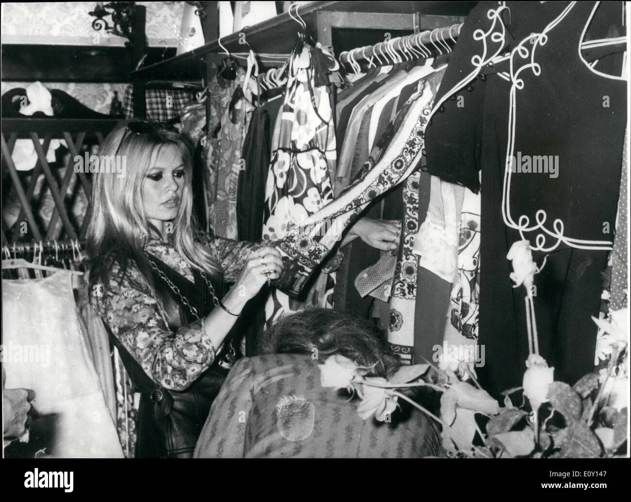 5. Mai 1968 - Brigitte Bardot, shopping in Rom: Brigitte Bardot, wer im Urlaub mit ihrem Ehemann, Gunther Sachs, am Gensano, wenn sie nach Rom ging auf einen Einkaufsbummel in der Nähe von Rom abgebildet. Stockfoto