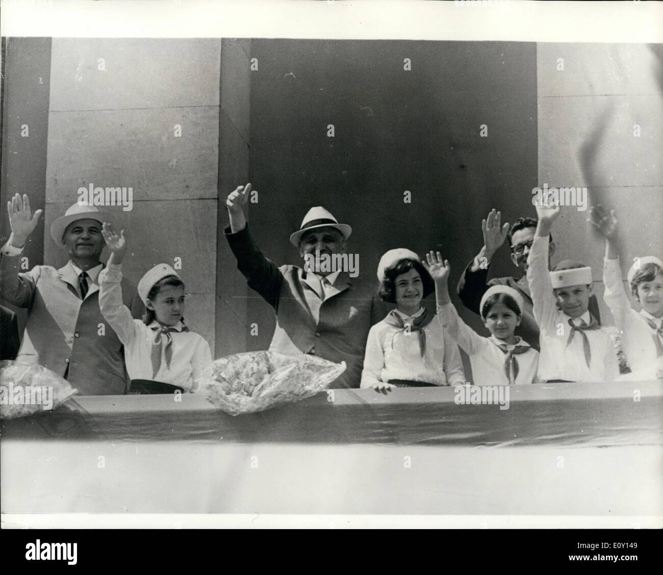 5. Mai 1968 - große Parade in Sofia: eine große Parade der Schüler und Studenten fand vor kurzem in Sofia während der Feier des Tages der bulgarischen Bildung und Kultur und slawische Schrift. Foto zeigt Todor Zhivkov, bulgarische Premierminister und erster Sekretär des ZK der BCP, gesehen (im Zentrum mit einer Gruppe von Kindern, die gerade die Parade in Sofia von der Tribüne des Mausoleums Georgi Dimitrov. Stockfoto