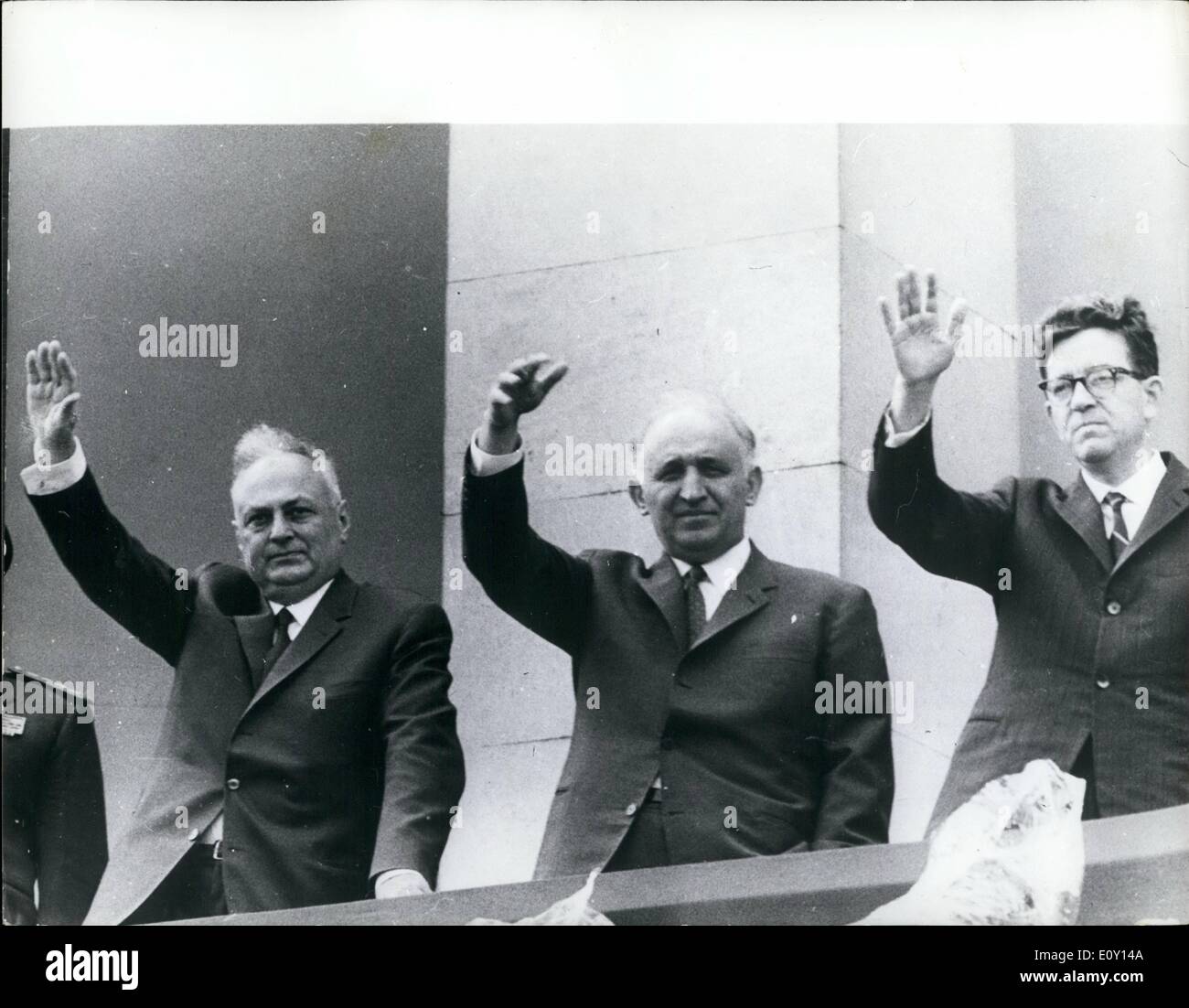 5. Mai 1968 - Maifeiertag in Sofia: Foto zeigt Bild auf der Tribüne des Mausoleums Georgi Dimitrov während der Mai-Feierlichkeiten in Sofia, Bulgarien, (L, R) sind: Stanko Todorov, Mitglied des Politbüros und Sekretär des ZK der BCP; Todor Schiwkow, erster Sekretär des ZK der BCP und Premierminister und Pascal. Schiwkow, Mitglied des Politbüro des ZK der BCP und erster stellvertretender Ministerpräsident. Stockfoto