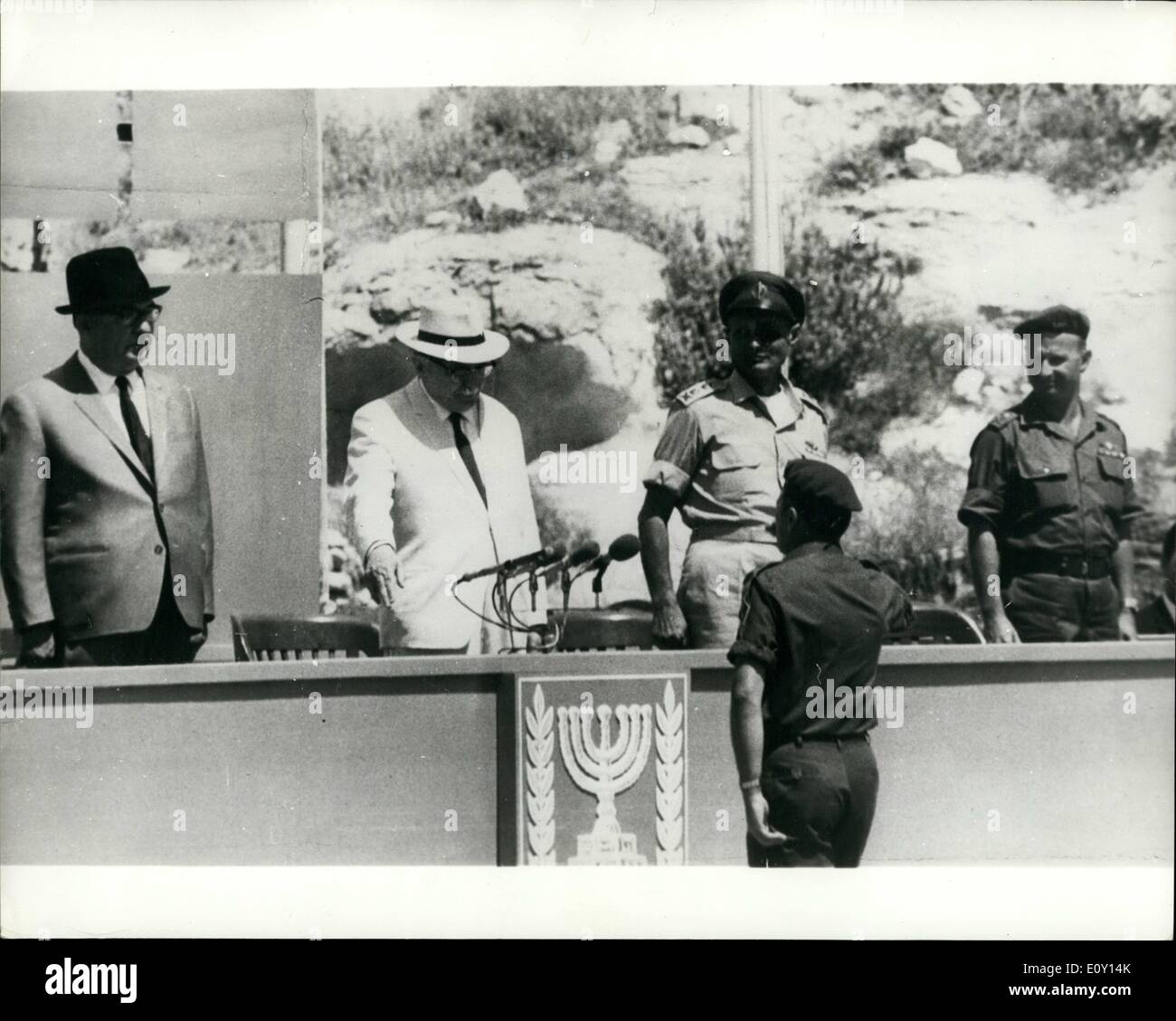 5. Mai 1968 - Israel feiert 20. Jahrestag seiner Unabhängigkeit mit Militärparade: Israel feiert 20. Jahre Unabhängigkeit mit einer großen Militärparade durch die Straße von Jerusalem am Donnerstag (22. Mai). Bild zeigt: Farbeier ausgehend von links sind, der Ministerpräsident, Herr Eshkol, der Präsident des Iasrael Zalman Shazar, General Moshe Dayan und G.O.C. General Befehl UZI Narkis. Stockfoto