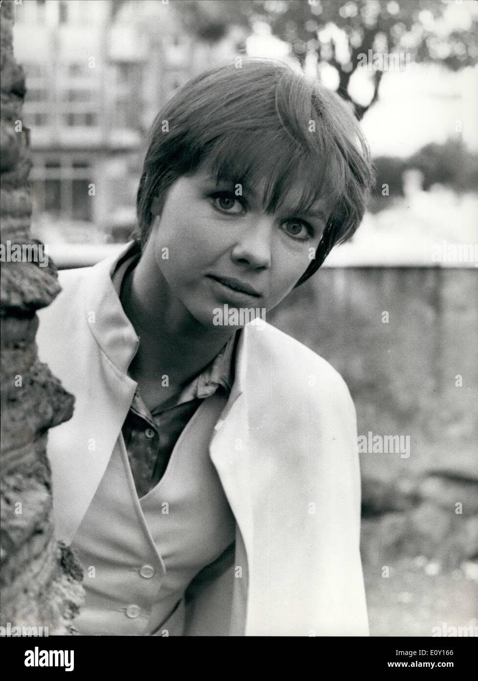 3. März 1968 - ist die junge Schauspielerin Haydee Politofff, 21, in Rom, in dem Film '' die Jahre der Jugend '' des Schriftstellers Dacia Marsini, den Preis Formentor mit diesem Buch gewann, zu arbeiten. Haydee Politoff war eine Zeitungsverkäuferin des Magazins '' Merie Claire'' ', aber Gaign mehr, verließ den Beruf, Ferienwohnungen in Paris zu verkaufen. Sie hatte den Regisseur Eric Rhomer festgestellt, die ihr eine Rolle in dem Film '' La Collectionneuze'' angeboten. Danach war Marcel Crane, die ihr in dem Film '' The Young Wife'' gerichtet. Jetzt ist sie zufrieden. Sie Gaigns mehr... Bild zeigt: Haydee Politeff auf der Szene des Films. Stockfoto