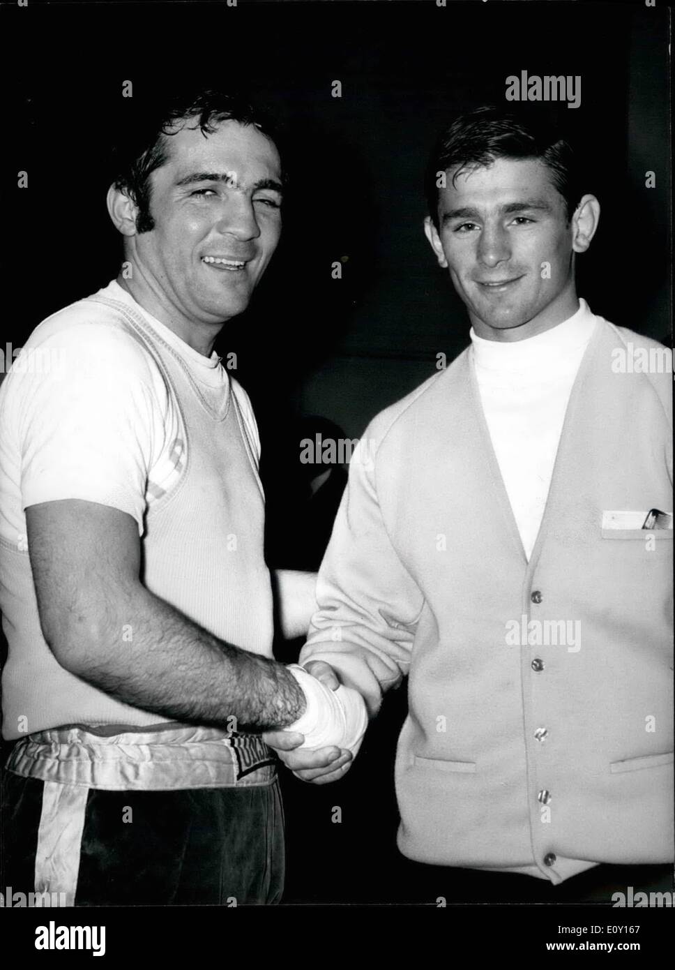 3 Marz 1968 Auf Den Spuren Des Beruhmten Vater Johnny Famechon Trifft Marcel Cerdan Jr Johnny Famechon Champion F Australien Und Des Britischen Imperiums Traf Marcel Cerdan Jr Als Sohn Von