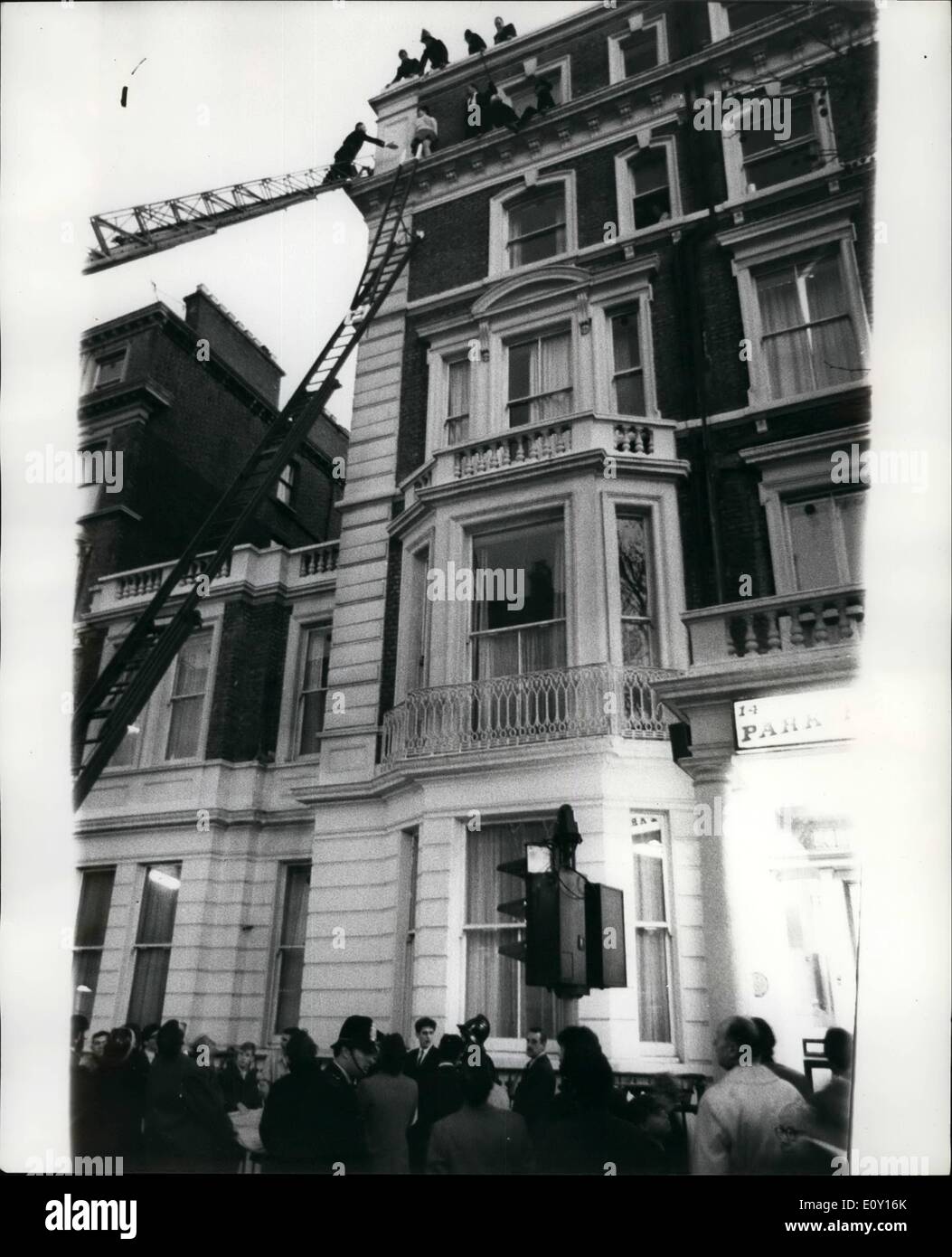 3. März 1968 - Mädchen im DRAMA ON LEDGE. 22-jährige Marie Mullally, ein Zimmermädchen stand für drei Stunden gestern auf einem schmalen Sims vierten Stock, 60-Fuß oberhalb der Straße im Park Royal Hotel in Kensington, und drohte zu springen. Ein Feuerwehrmann auf einer Drehscheibe schließlich packte sie und trug sie, schreien und kämpfen, um den Boden. Foto zeigt:-die Szene aus dem Boden, das Mädchen gestern auf dem Sims 60 ft über der Straße zu zeigen. Stockfoto