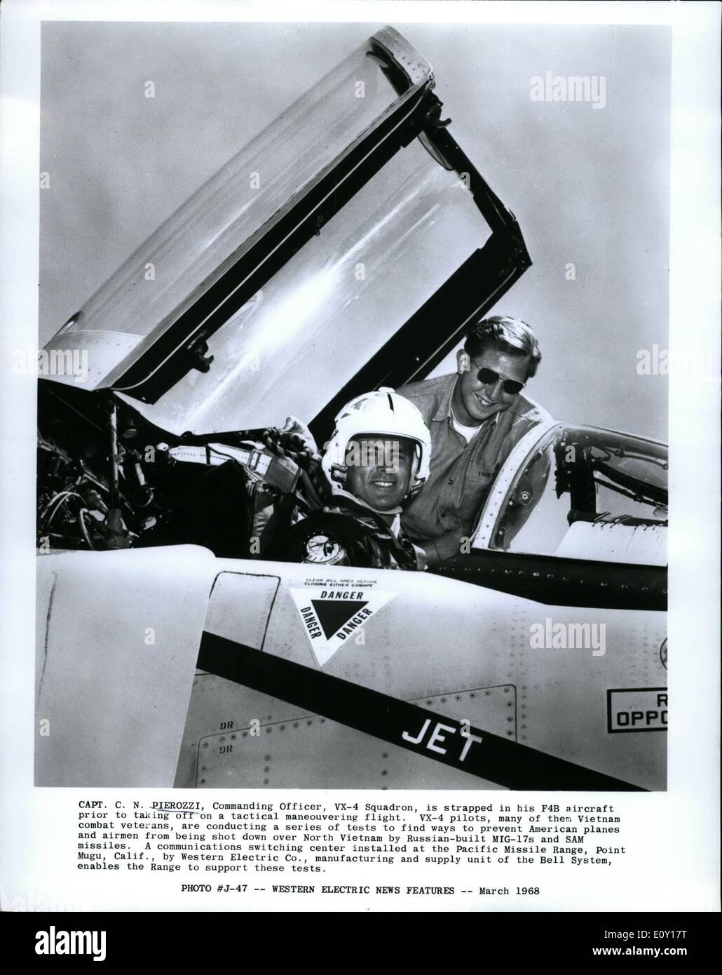 3. März 1968 - Captain c. N. Pierozzi, befehlshabender Offizier, VX-4 Geschwader ist angeschnallt in seinem F4B Flugzeug vor dem Abheben auf Stockfoto