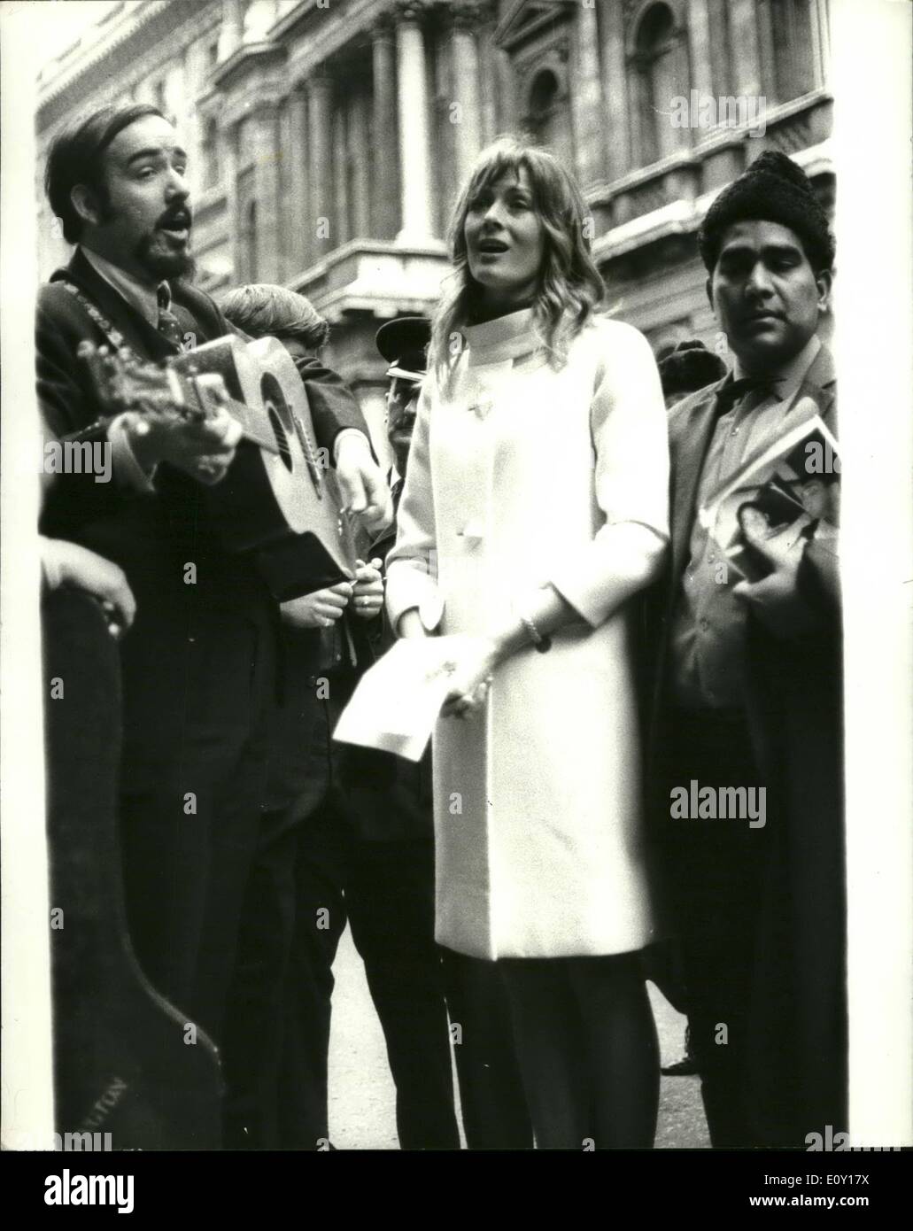 3. März 1968 - Jugend Kampagne für nukleare Abrüstung Bühne Ant-Vietnam Krieg Demonstration: Der Jugendkampagne für nukleare Abrüstung heute eine Demonstration gegen den Vietnam inszeniert wurde, wenn sie eine auf dem Trafalgar Square Kundgebung, gefolgt von einem Marsch zur Downing Street wo Petitionen, Nr. 10 abgegeben wurden. Foto zeigt Schauspielerin Vanessa Redgrave singt ein Protestlied, Gitarrist, Mark Ellington, in Begleitung eines Kollegen Demonstrators, vor der Tür des Nr. 10 Downing Street. Stockfoto