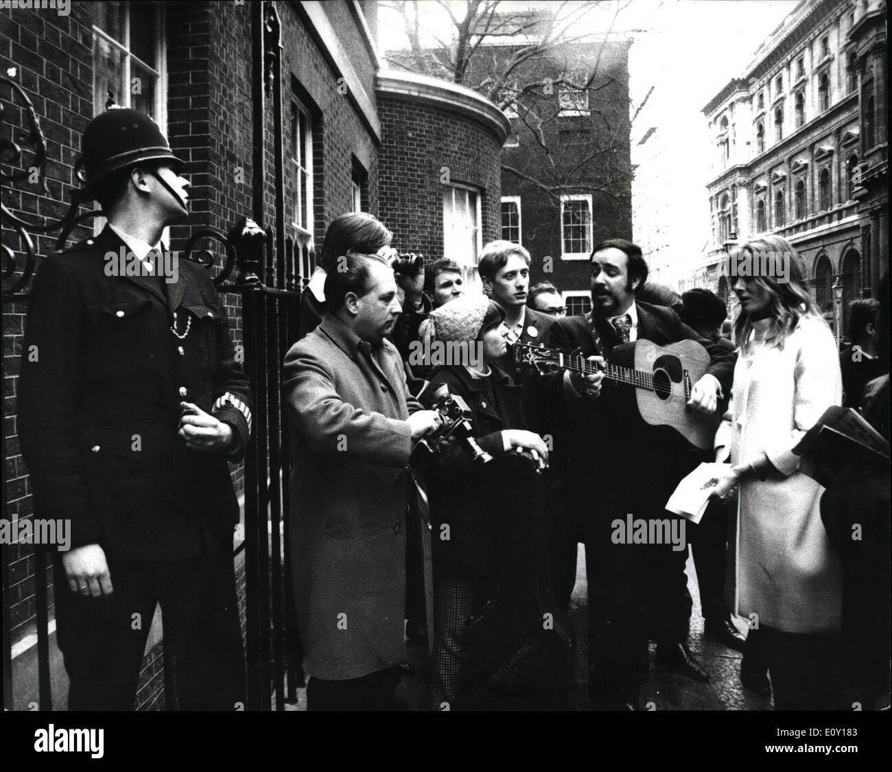 3. März 1968 - Jugend Kampagne für nukleare Abrüstung Bühne Anti-VIETNAM Krieg DEMONSTRATION der Jugendkampagne für nukleare Abrüstung gestern eine Demonstration gegen den Vietnam-Krieg inszenierte, wenn sie eine Kundgebung auf dem Trafalgar Square, statt, gefolgt von einen Marsch nach Downig Street wo Petitionen wurden an Nr. 10, Foto zeigt abgegeben:-die Schauspielerin VANESSA REDGRAVE nahm einen Protest Rote auf Nein , 10 Downing Street zu den Klängen von "We Shall Overcome", gesungen von Marc Ellington, ein Folk-Sänger, der sich selbst als eine amerikanische Entwurf Evader Stockfoto