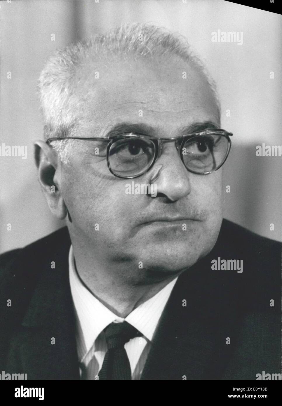 03. März 1968 - Russlands zweiter Mann im All der Deutsche TITOV sagte "mit größter Aufrichtigkeit", dass er keine Ahnung hatte, wer das Rennen zum Mond gewinnen würde. ''als Sowjet hoffe ich, dass es die Sowjetunion ist und ich persönlich  hoffe, dass ich der erste sein werde''. G.S. TITOV erzählte während einer Pressekonferenz anlässlich der Ausstellung Elektronik statt. Ich bin noch sehr jung, sagte Titov, der 33 ist ''und so hoffe ich, dass ich wieder dorthin gehen kann''. Titov abgeschlossen 17 Orbits im Raum Aug. 6-7, 1961. Mit ihm war eine 20-Mann-sowjetische Delegation zur Ausstellung in Rom. Der stellvertretende Direktor des Atominstituts der UdSSR, Herr S. Artsimovic. Stockfoto