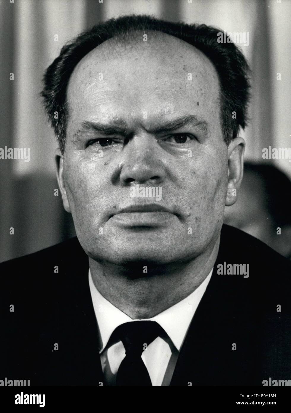 3. März 1968 - Rom, März 1968, sagte Russlands zweite Mann im Raum Gherman Titov mit größter Ernsthaftigkeit, dass er keine Ahnung hatte, wer das Rennen zum Mond gewinnen würde. Als ein sowjetischer hoffe ich es ist die Sowjetunion und ich persönlich hoffe, dass ich der erste sein wird. G.s. Titov sagte während einer Pressekonferenz anlässlich der Elektronik-Ausstellung. Ich bin immer noch sehr jung sagte Titow, 33, und ich hoffe ich kann wieder zurück dort oben. Titow abgeschlossen 17 Bahnen im Raum 6. / 7. August 1961. Mit ihm wurde eine 20 Mann sowjetische Delegation, die Rom-Show. OPS: Vizepräsident der UdSSR Akademie von Wissenschaften Herrn Stockfoto