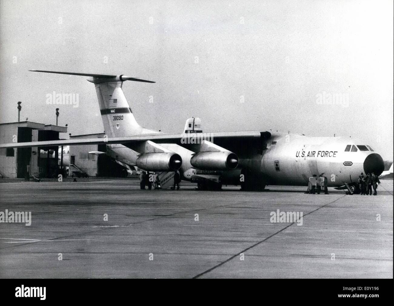 3. März 1968 - abgebildet in der erste Transport-Frachter an das neue System von der US Air Force, die c-141 Starlifter. Die Maschine kann in drei Sekunden zwei riesige Türen öffnen. Es verfügt über einen Raum von 125,4 Kubikmetern, die 127 voll ausgestattete Par passen können Stockfoto