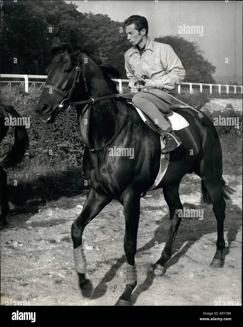 5. Mai 1968 - Derby Favorit am frühen Morgen Galopp. Foto zeigt Sir Ivor Lieblings für Morgen ist Derby - abgebildet in Epsom heute durch seine Derby-Jockey Lester Piggott - geritten während an Übung. Stockfoto