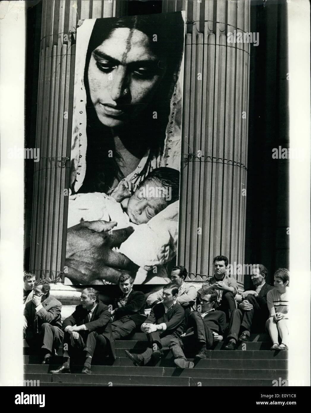 5. Mai 1968 - Pop Gruppe spielen, Mittagspause Massen an St. Paul: im Schatten des christlichen Hilfe Woche Riesenposter, Mittagspause Massen hören von Popmusik auf den Stufen der St. Pauls Cathedral gestern zu sehen sind. Stockfoto