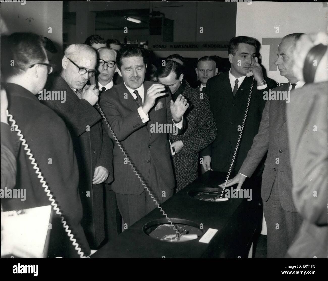 3. März 1968 - Leipziger Frühlingsmesse. Das Foto zeigt Willi Stoph, Premierminister Deutschen Demokratischen Partei (sprechen am Telefon, links), auf die Standard Telefone und Kabel stehen auf der Leipziger Frühjahrsmesse gestern. Stockfoto