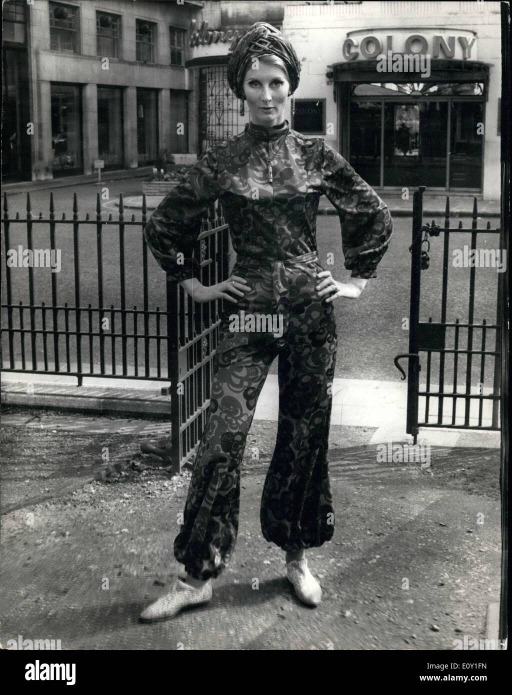 3. März 1968 - erste finnische PASHTO? " Woche IN LONDAN Fialand Schlagzeilen ein WorlVe Mode ein paar Tage zwei als sie den Niet Eurofashine Oonteet gegen Deeignere aus Großbritannien, Fraxoe und Italien gewann. Morgen die ersten Ft: Gang Fashion Week eröffnet in London zwanzig Fitlaxd.s führenden Designern und Manufaoturere... WY Glee eine Vorschau auf Autelln und Winter Fashione weit Heap Frauen und Ohildres, im Mayfair Hotel im Herzen (f Lcmdonge West End im Laufe der Woche. FOTOSHOWS. KATE-Wurzeln trägt einen Hareen Anzug in gedruckten geht Grün Jersey mit passenden Turban von Suoman Silkikutomo Stockfoto