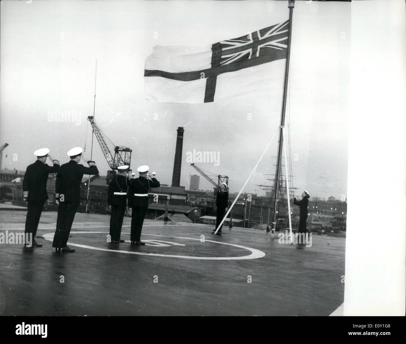 3. März 1968 - senkte White Ensign zum letzten Mal an Bord Flugzeugträger siegreich. Royal Marines Stümper klingende '' Sonnenuntergang '' als die White Ensign wurde gestern Abend in Portsmouth zum letzten Mal an Bord des Flugzeugträgers siegreich, 30.530 Tonnen gesenkt, weil der Abbau von Regierung Verteidigung verkauft wird. Ihre Inbetriebnahme Anhänger wurde gegeben, um ihre letzten Kommandierender Offizier Captain I.S. Mointosh (rechts), mit ihm ist Adml. Sir John Prewen, c in c.pert Mund. Stockfoto