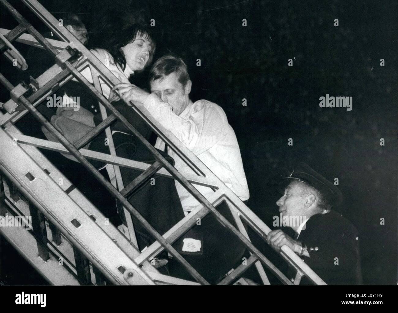 3. März 1968 - Mädchen im Drama auf Felsvorsprung. 22 jährige Marie Mullally, Zimmermädchen, standen drei Haus gestern auf einem schmalen vierten Etage Sims, 60 Fuß oberhalb der Straße am Park Royal Hotel, Kensington und Threataned zu springen. Ein Feuerwehrmann auf einer Drehscheibe schließlich packte sie und trug sie, schreien und kämpfen, um den Boden. Das Foto zeigt das Mädchen auf den Boden von einem Feuerwehrmann auf einer Drehscheibe gestern getragen werden. Stockfoto