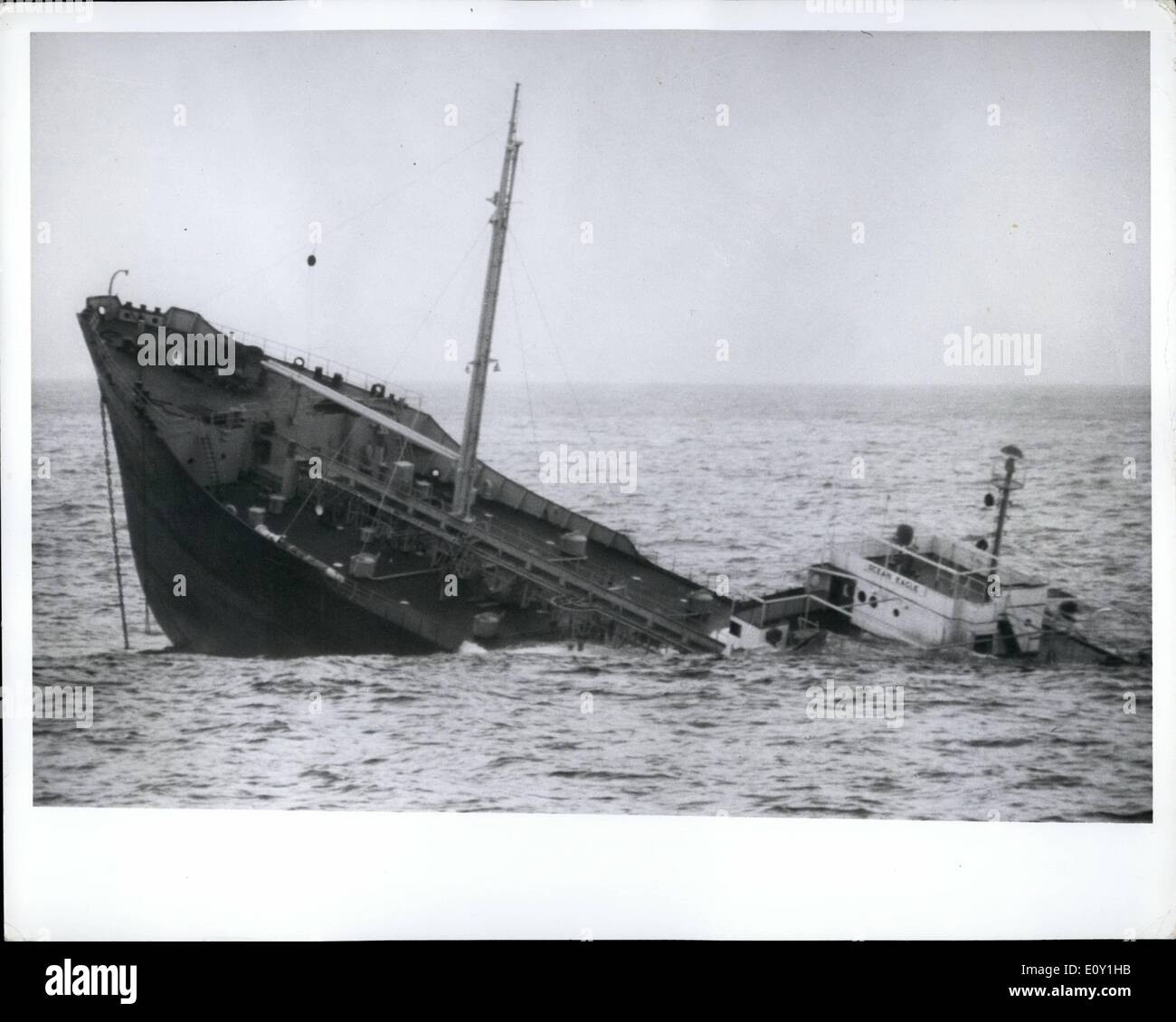 3. März 1968 - Öltanker '' Ozean Eagle'' brach in zwei Teile in der Nähe von Hafen von San Juan, Puerto Rico - Öl überschwemmt die nahe gelegenen Stränden. Stockfoto