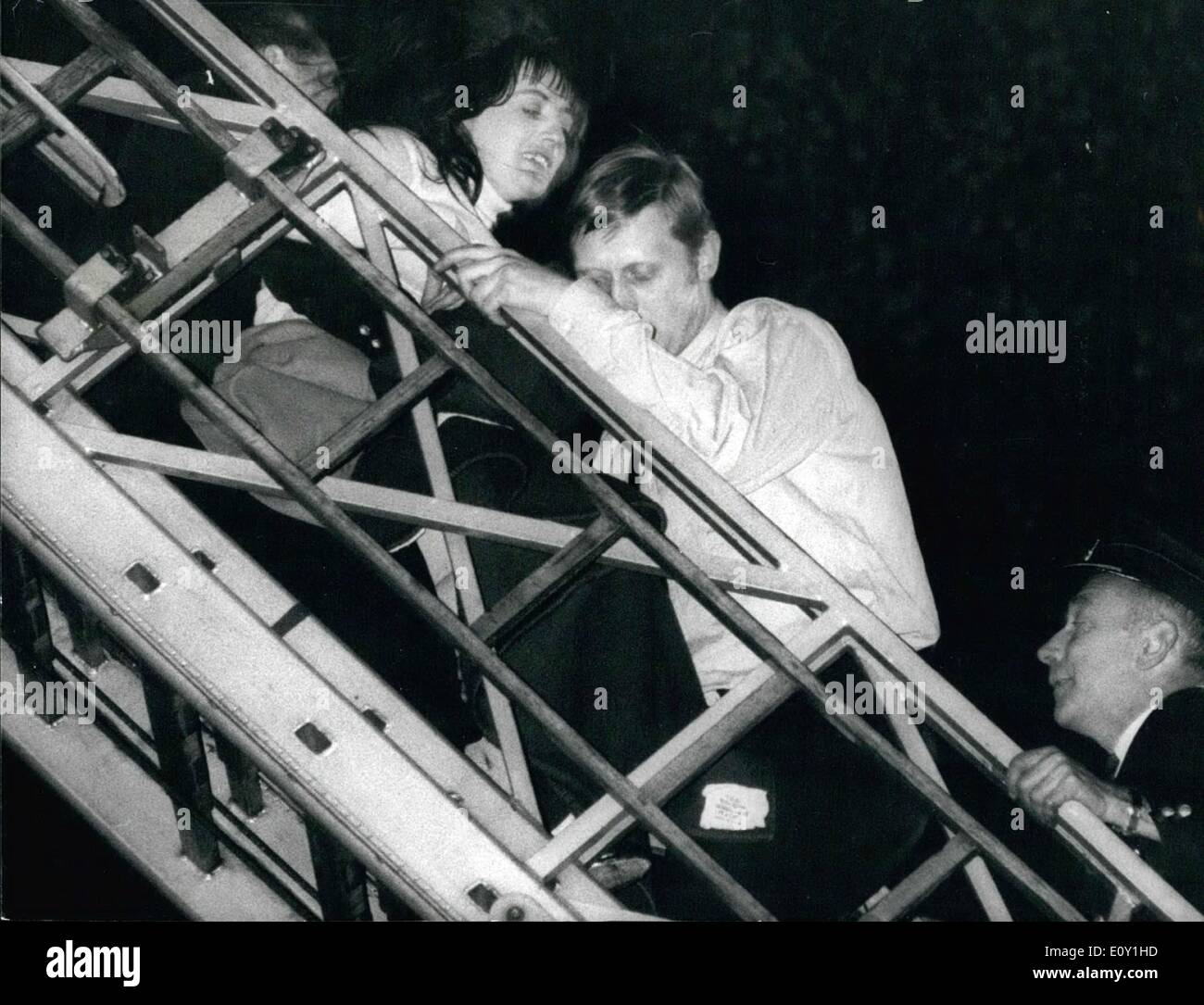 3. März 1968 - Mädchen im Drama auf Felsvorsprung; 22 jährige Marie Mullally, Zimmermädchen, stand für drei Stunden gestern auf eine schmale vierte Etage Sims, 60 Fuß über dich Straße im Park Royal Hotel in Kensington, und drohte zu springen. Ein Feuerwehrmann auf einer Drehscheibe schließlich packte sie und trug sie, schreien und kämpfen, um den Boden. Das Foto zeigt das Mädchen auf den Boden von einem Feuerwehrmann auf einer Drehscheibe gestern getragen werden. Stockfoto