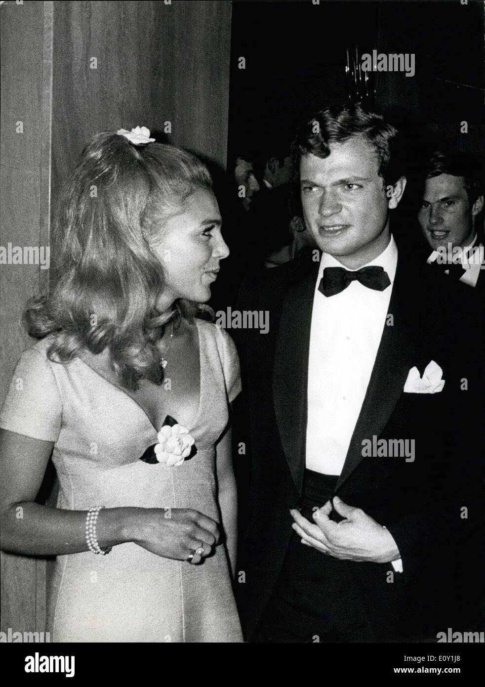 25. Mai 1968 - bekannt Filmstar aus Schweden Pia Degermark bei Pias Party am Strand Restaurant, Stockholm, der Kronprinz Carl Gustav und der Brunnen. Stockfoto