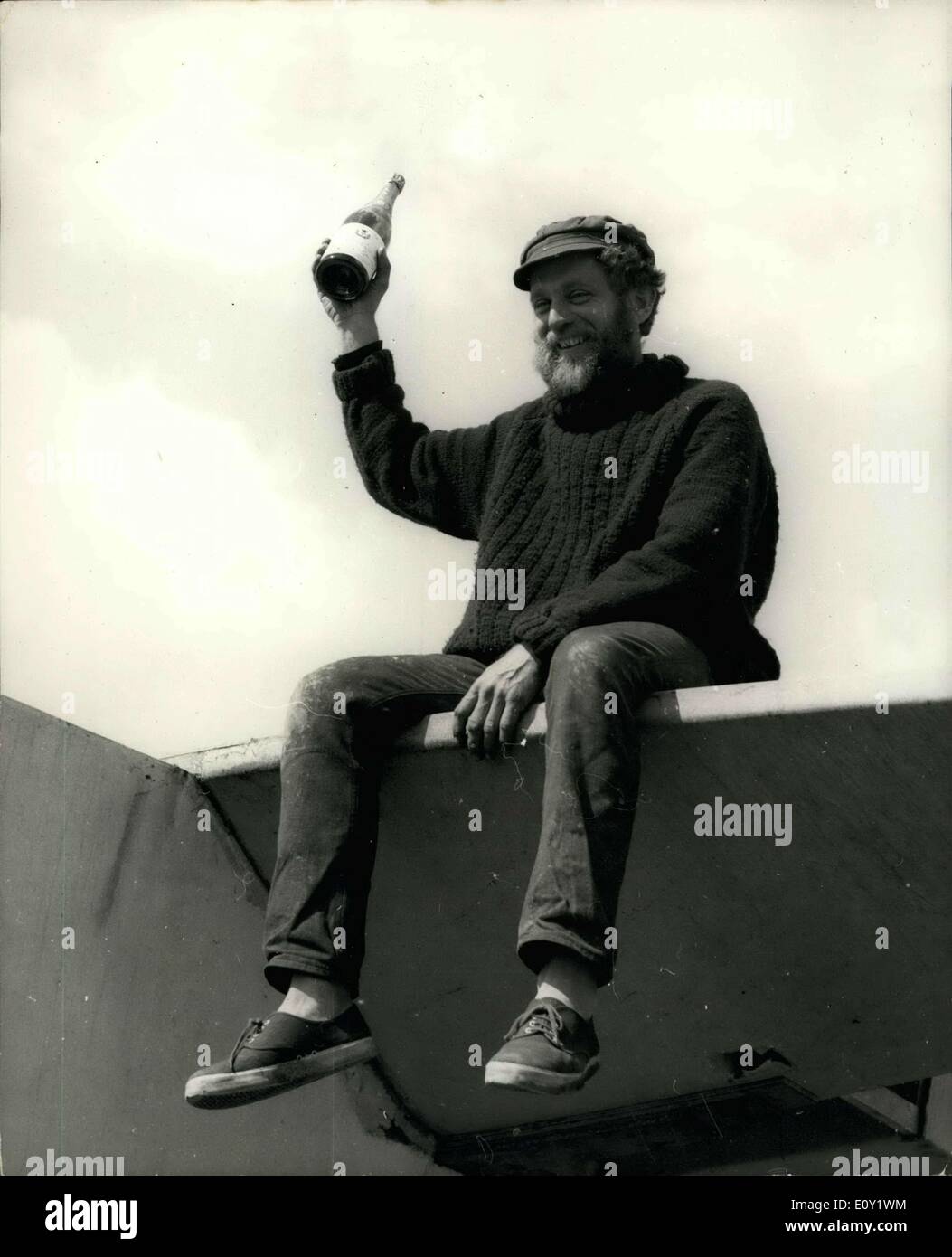 13. Mai 1968 - atlantischen Herausforderer aus dem Garten hinter dem Haus. Auf dem Fluss Itchen in der Nähe von Southampton ging gestern die 31fdt. Trimaran Genesis, Herr Lauris Osborne hausgemachte für die einhändige transatlantischen Rennen die von Plymouth im 1. Juni beginnt. Herr Osbourne ha arbeitete 18 Stunden pro Tag über ein Jahr, seinem 1300 zu bauen Sloop getakelt Handwerk, Freunde und Nachbarn halfen mit dem Bau in seinem Garten in Southampton. Er hat eine 500-Mils zu qualifizierenden Reise vor der Annahme für das Rennen. Foto zeigt Mr. Laurie Osborne, 33, mit Champagner gestern feiert. Stockfoto