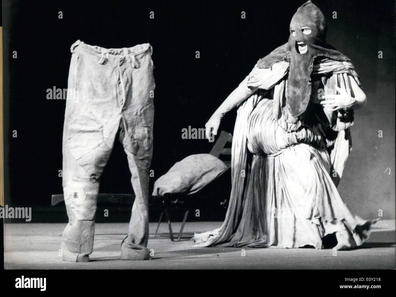 29. Mai 1968 - '' Die W? Nde''(''The Walls) von Jean Genet sind Essener  Beitrag zur diesjährigen Berliner Theatertreffen(Berlin Theater Meet), vom  25-26. Mai stattfindet. Im Freien Theater das vieldiskutierte Anti-Drama,  anziehen,