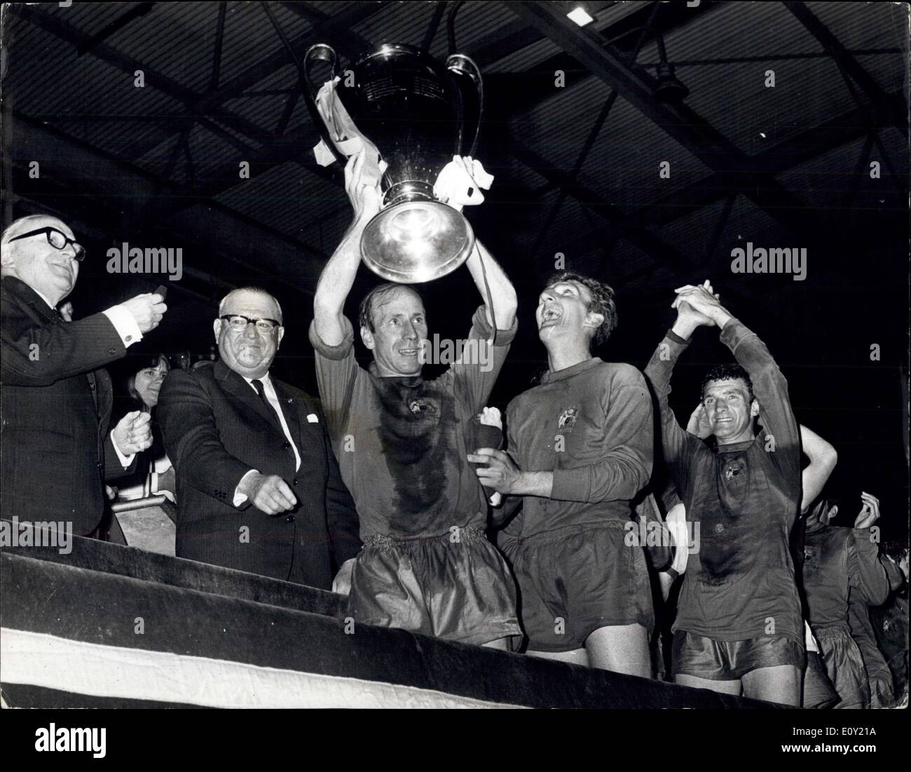 30. Mai 1968 - Manchester United schlagen Benefizium 4-1 und gewinnen The European Cup am Wimbley: Foto zeigt Bobby Charlton, Kapitän von Manchester United, stolz halten den Europapokal der Landesmeister nach der Präsentation von seinem Torhüter Alex Stephey beobachtet. Stockfoto